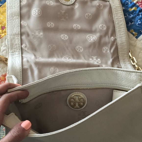 Authentic Tory Burch Kipp Crossbody in Ivory - Picture 3 of 5